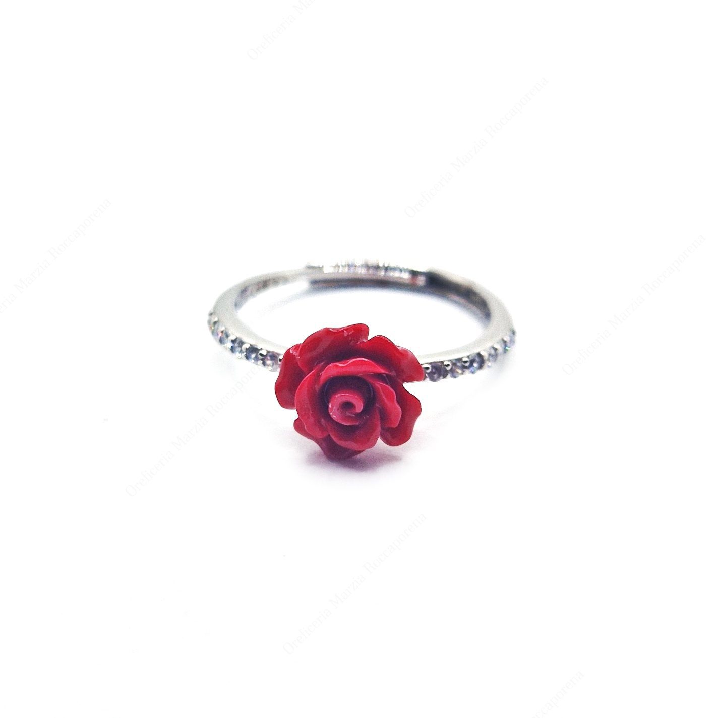 anello con rosellina rossa e zirconi